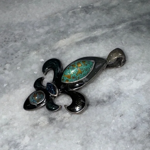 Fleur-de-lis Silver and Green Pendant - Picture 2 of 2